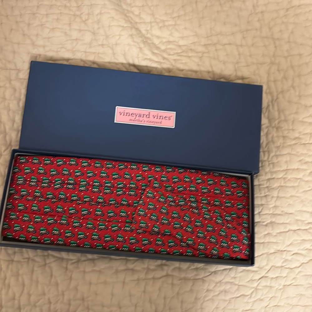 Never worn Vineyard vines cummerbund and bow - Christmas motif